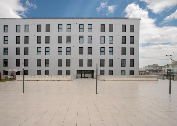 Liiiving In - Campus Blue Apartment